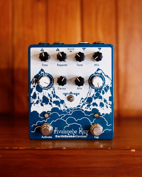 Earthquaker Devices Avalanche Run Delay Reverb Pedal